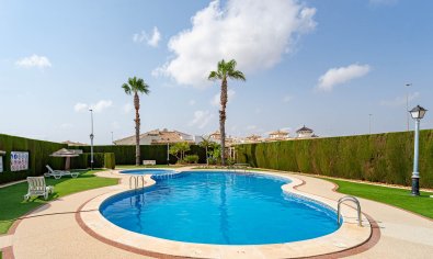 Villa quatro con solárium y piscina en Lomas de Cabo Roig