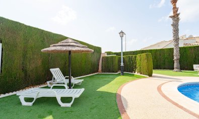 Villa quatro con solárium y piscina en Lomas de Cabo Roig