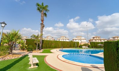 Villa quatro con solárium y piscina en Lomas de Cabo Roig