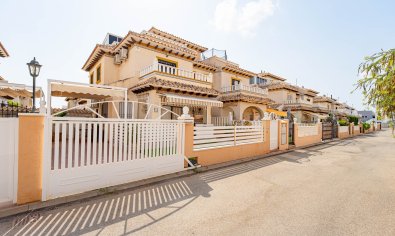 Villa quatro con solárium y piscina en Lomas de Cabo Roig