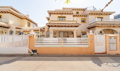 Villa quatro con solárium y piscina en Lomas de Cabo Roig