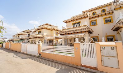 Villa quatro con solárium y piscina en Lomas de Cabo Roig
