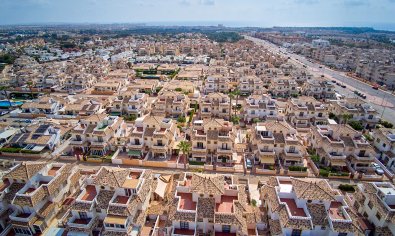 Villa quatro con solárium y piscina en Lomas de Cabo Roig