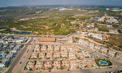 Villa quatro con solárium y piscina en Lomas de Cabo Roig