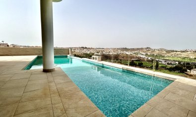 Villa moderna de lujo con vistas al campo de golf y a las montañas en Ciudad Quesada