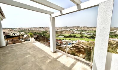 Villa moderna de lujo con vistas al campo de golf y a las montañas en Ciudad Quesada