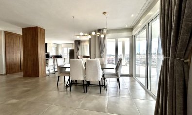 Villa moderna de lujo con vistas al campo de golf y a las montañas en Ciudad Quesada
