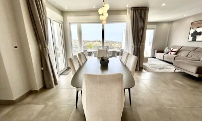 Villa moderna de lujo con vistas al campo de golf y a las montañas en Ciudad Quesada
