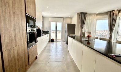 Villa moderna de lujo con vistas al campo de golf y a las montañas en Ciudad Quesada