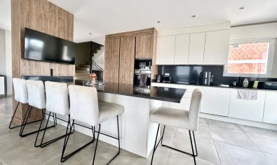 Villa moderna de lujo con vistas al campo de golf y a las montañas en Ciudad Quesada