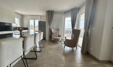 Villa moderna de lujo con vistas al campo de golf y a las montañas en Ciudad Quesada