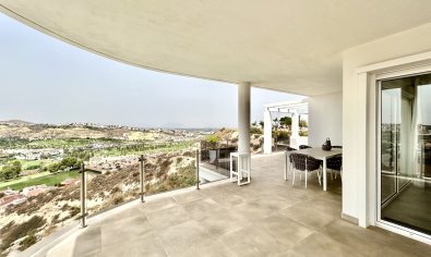 Villa moderna de lujo con vistas al campo de golf y a las montañas en Ciudad Quesada