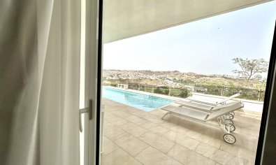 Villa moderna de lujo con vistas al campo de golf y a las montañas en Ciudad Quesada