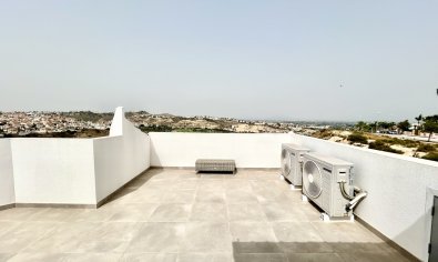 Villa moderna de lujo con vistas al campo de golf y a las montañas en Ciudad Quesada