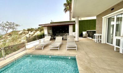 Villa moderna de lujo con vistas al campo de golf y a las montañas en Ciudad Quesada