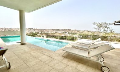 Villa moderna de lujo con vistas al campo de golf y a las montañas en Ciudad Quesada