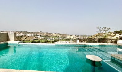 Villa moderna de lujo con vistas al campo de golf y a las montañas en Ciudad Quesada