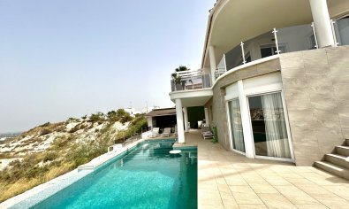 Villa moderna de lujo con vistas al campo de golf y a las montañas en Ciudad Quesada