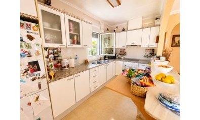 Villa unifamiliar con piscina privada en Torrevieja, 5 dormitorios
