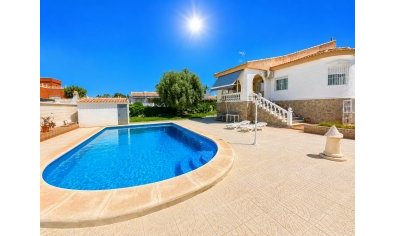 Villa unifamiliar con piscina privada en Torrevieja, 5 dormitorios