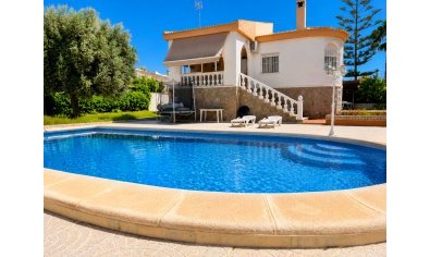 Villa unifamiliar con piscina privada en Torrevieja, 5 dormitorios