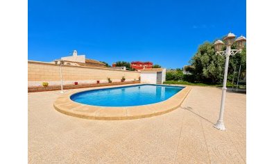 Villa unifamiliar con piscina privada en Torrevieja, 5 dormitorios