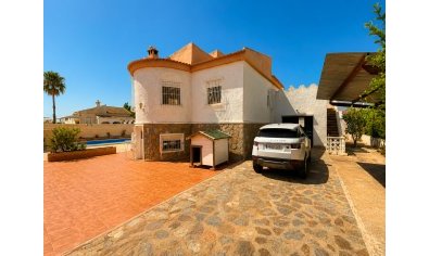 Villa unifamiliar con piscina privada en Torrevieja, 5 dormitorios