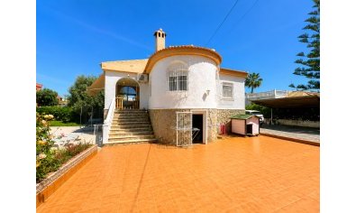 Villa unifamiliar con piscina privada en Torrevieja, 5 dormitorios
