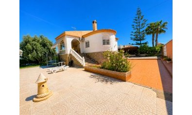 Villa unifamiliar con piscina privada en Torrevieja, 5 dormitorios