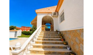 Villa unifamiliar con piscina privada en Torrevieja, 5 dormitorios