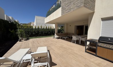 Piso en planta baja en La Finca Golf con jardín privado
