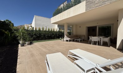 Piso en planta baja en La Finca Golf con jardín privado