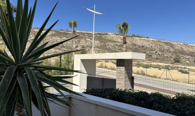 Piso en planta baja en La Finca Golf con jardín privado