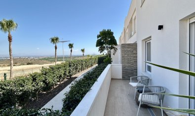Piso en planta baja en La Finca Golf con jardín privado