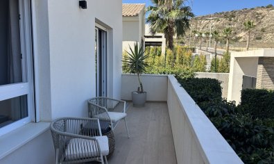 Piso en planta baja en La Finca Golf con jardín privado