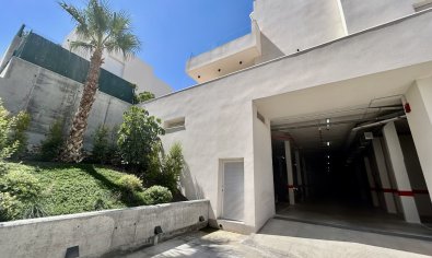 Piso en planta baja en La Finca Golf con jardín privado