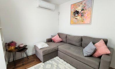 Bungalow renovado al estilo moderno con terraza en la azotea en Torrevieja
