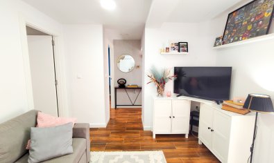 Bungalow renovado al estilo moderno con terraza en la azotea en Torrevieja