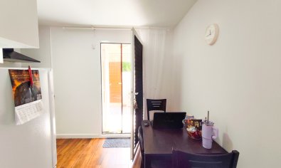Bungalow renovado al estilo moderno con terraza en la azotea en Torrevieja