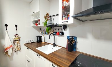 Bungalow renovado al estilo moderno con terraza en la azotea en Torrevieja