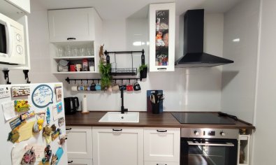 Bungalow renovado al estilo moderno con terraza en la azotea en Torrevieja