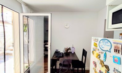 Bungalow renovado al estilo moderno con terraza en la azotea en Torrevieja