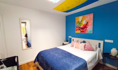 Bungalow renovado al estilo moderno con terraza en la azotea en Torrevieja