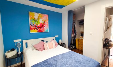 Bungalow renovado al estilo moderno con terraza en la azotea en Torrevieja