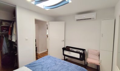 Bungalow renovado al estilo moderno con terraza en la azotea en Torrevieja