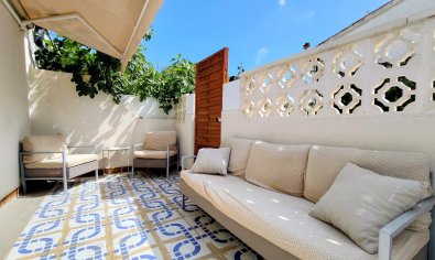 Bungalow renovado al estilo moderno con terraza en la azotea en Torrevieja