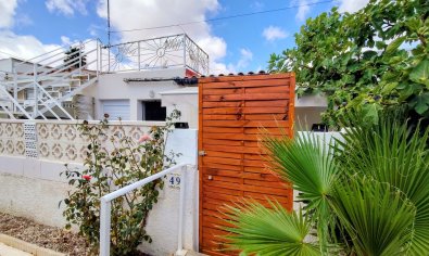 Bungalow renovado al estilo moderno con terraza en la azotea en Torrevieja