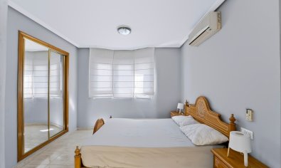 Piso en venta en Guardamar del Segura con piscina
