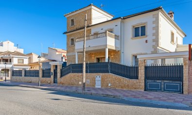 Resale - Villa -
Jacarilla