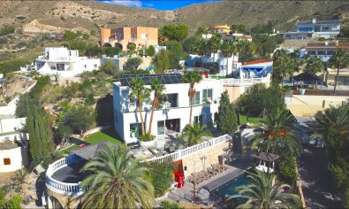 Villa moderna con piscina privada y vistas al mar en El Campello